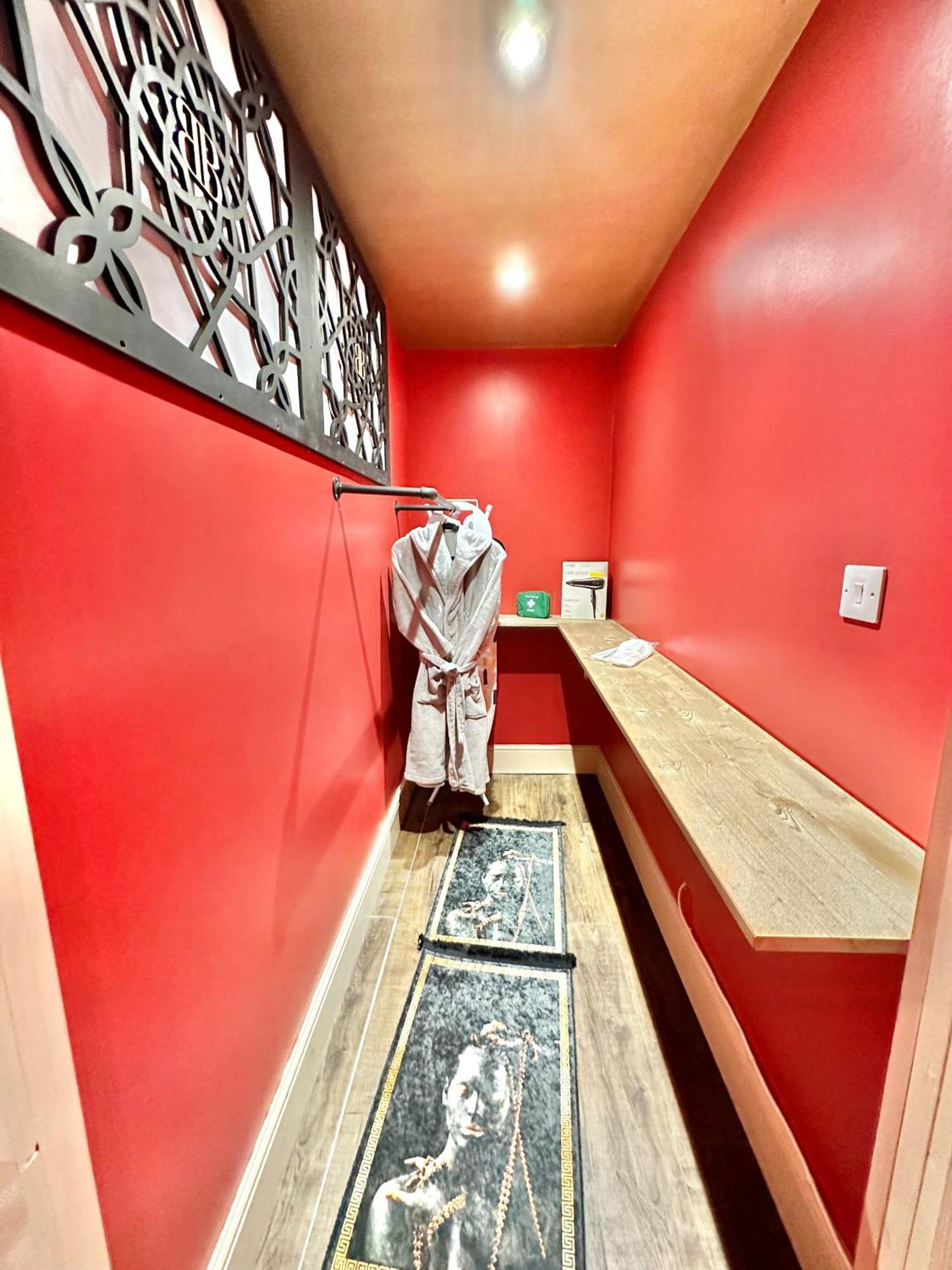 Beyond - Romantic Basement Apartment - Close To Beach - With Parking Bournemouth Exteriör bild
